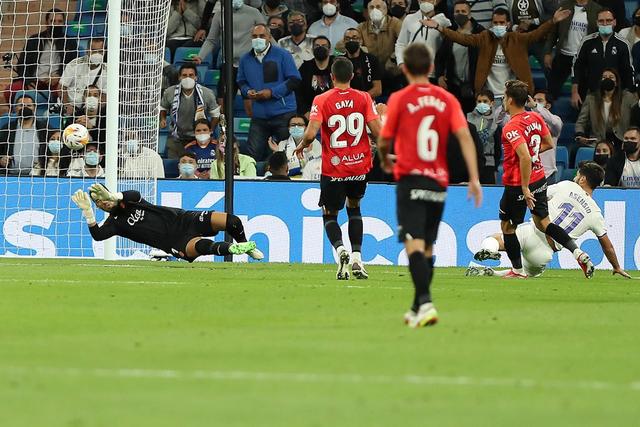 这工资拿得太舒服了！什琴斯尼加盟巴萨后仍未出场