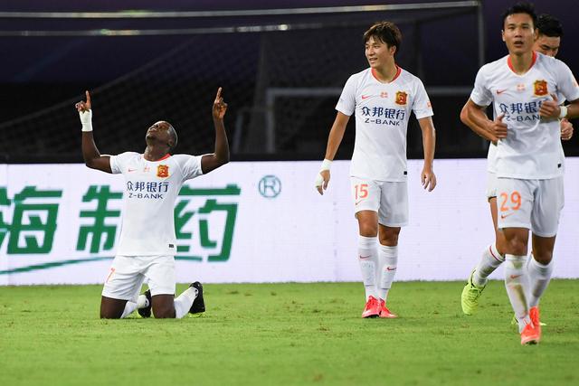 2026石屏异龙湖马拉松落幕 6000名选手体验独特赛道